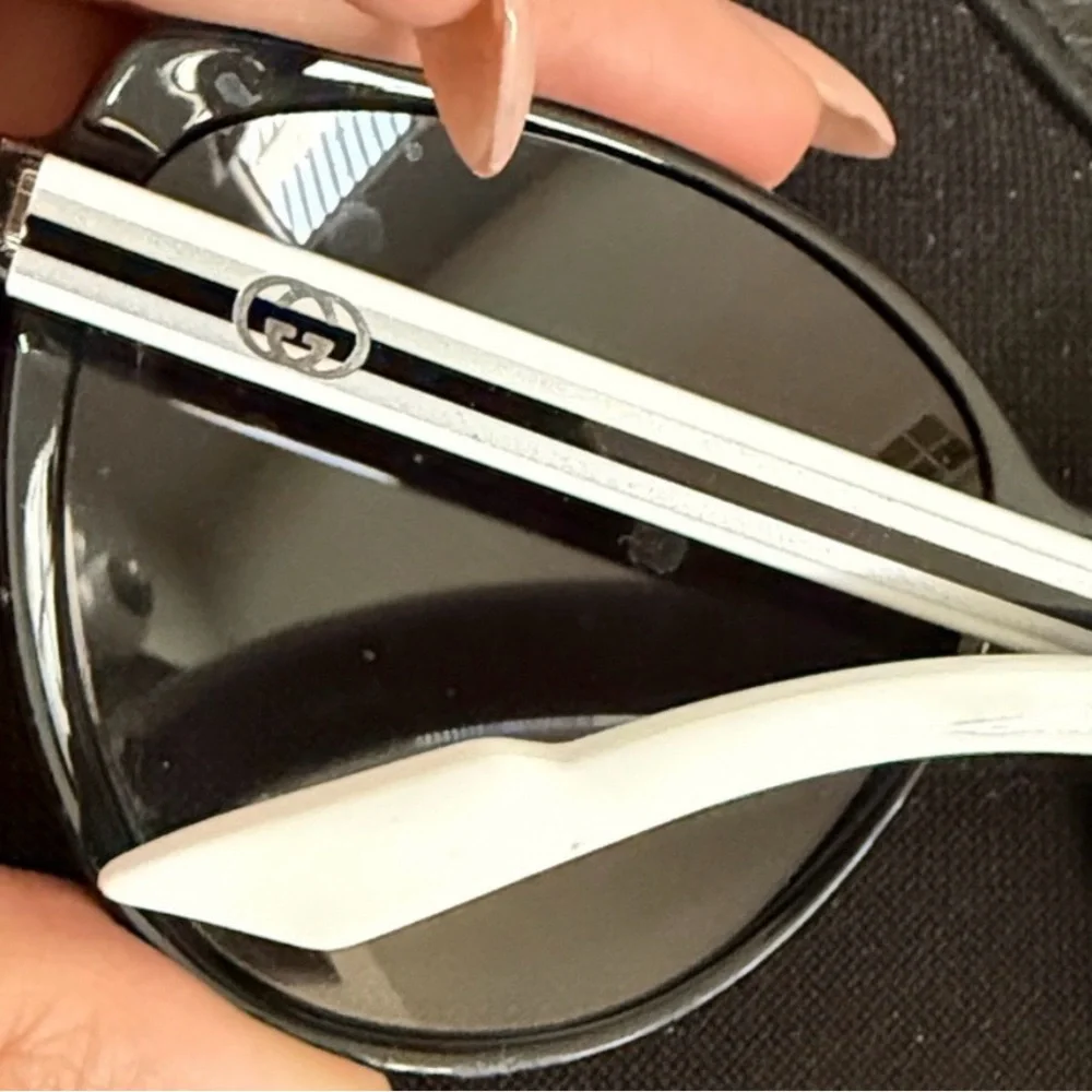 Gucci black frame sunglasses authentic with case - Picture 3 of 8